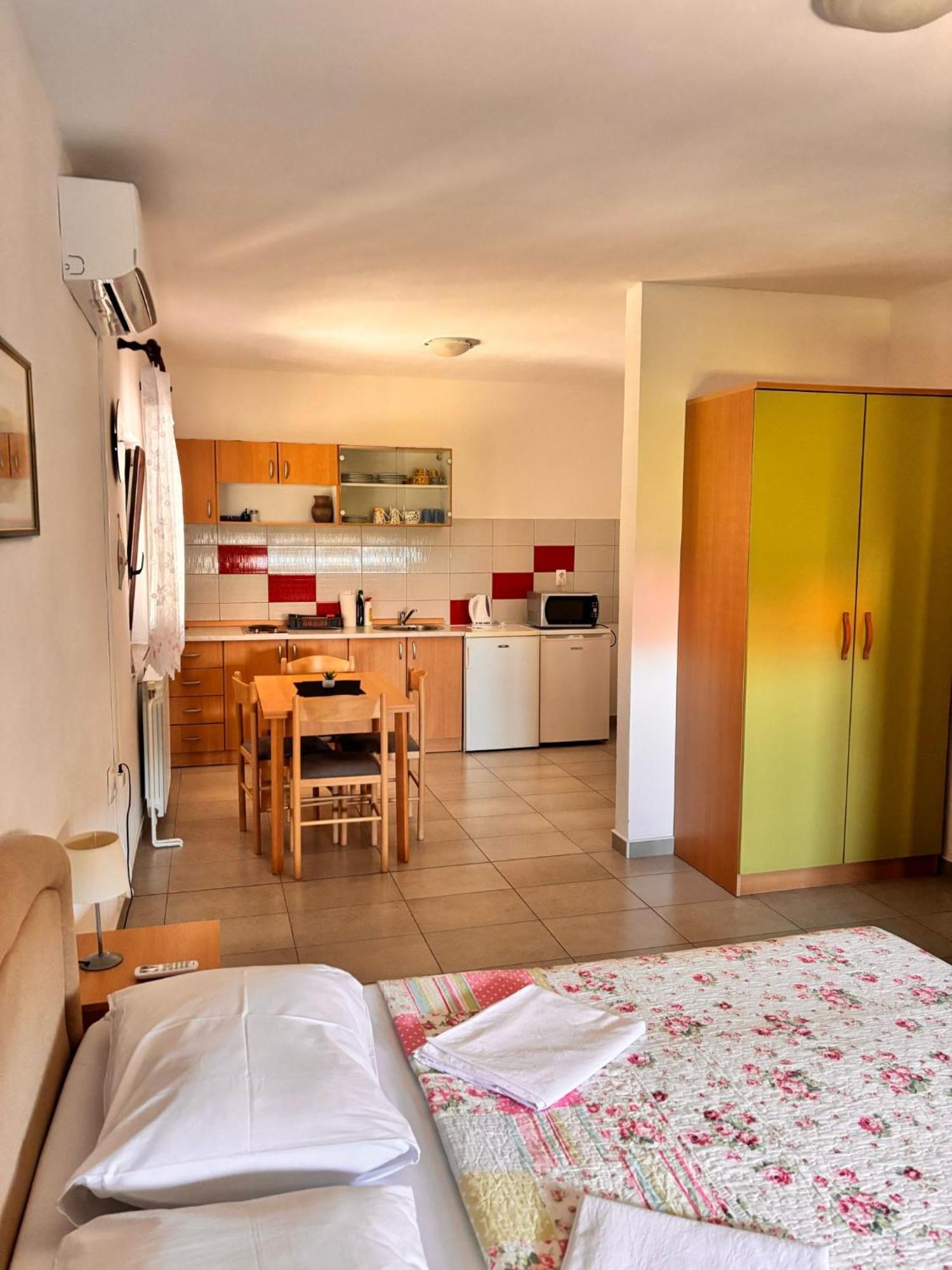Ferienwohnung Ruza I Natalija Karlobag Exterior foto